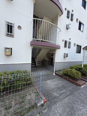高倉台10団地44号棟のエントランス