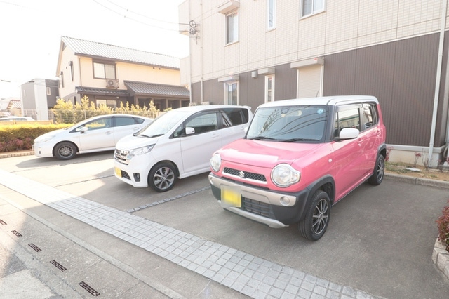 ルーエ本郷の駐車場|敷地内駐車場完備。