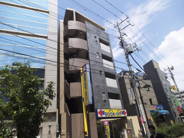 リヴェールの外観|向かい側はスーパーで買い物も便利です☆