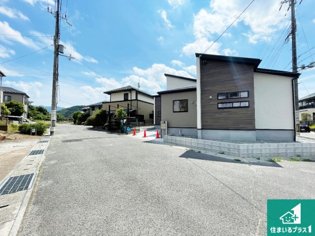 西宮市北六甲台　第4期　新築一戸建ての前面道路含む現地写真|周辺は閑静な住宅街！前面道路広々で車の出し入れも便利です。駐車が苦手な方でも安心して車庫入れできます！