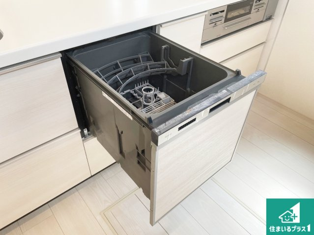 西宮市北六甲台　第4期　新築一戸建ての設備|食事後の一仕事、食器洗いをボタン一つでお任せできちゃいます！場所を取らないビルトイン式なので、お料理スペースもしっかり確保！