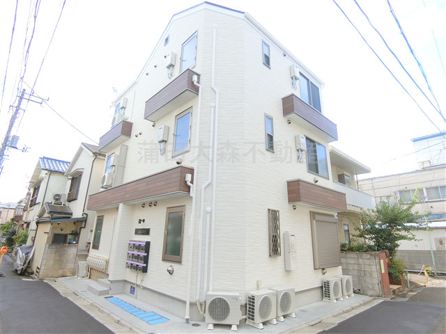 ルークス雑色の外観|2023年10月築　木造地上3階建て総戸数9戸TVモニター付オートロック付人気賃貸アパート
京浜急行本線雑色駅最寄り徒歩7分、空港線糀谷駅徒歩15分の東京都大田区東六郷1丁目