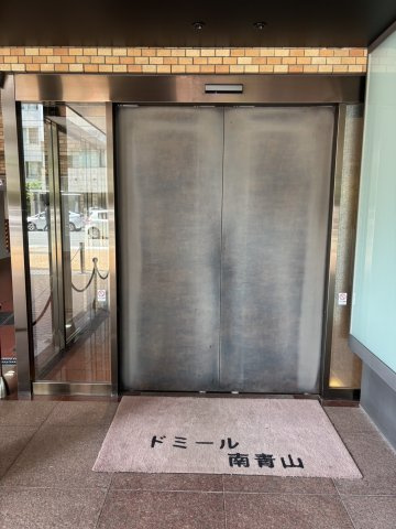 ドミール南青山のエントランス