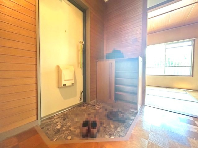ローレルハイツ北神戸４号棟の玄関