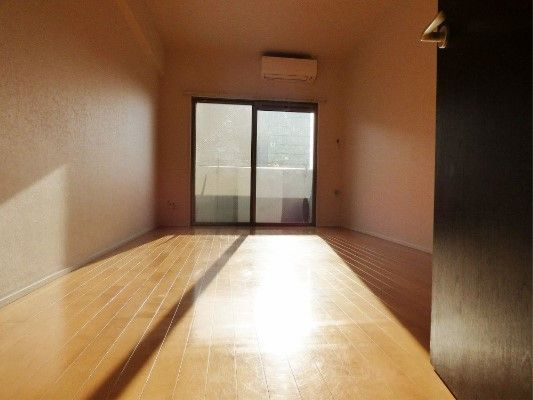 福岡市中央区赤坂１丁目の賃貸マンションの居間・リビング