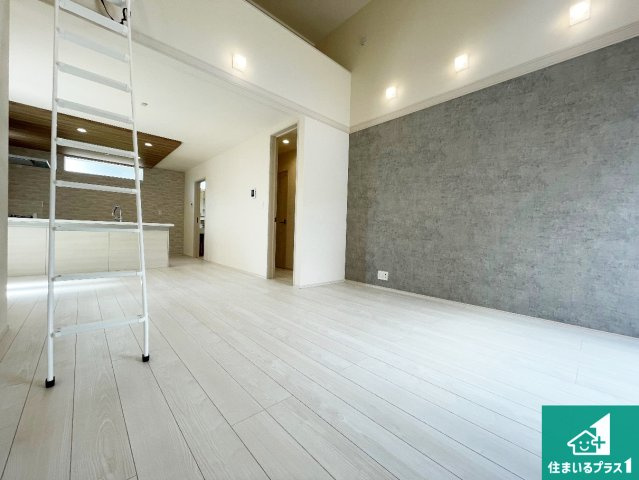 ■西宮市北六甲台　第4期　新築一戸建ての居間・リビング|日当たり良好の明るいリビングで朝の目覚めもスッキリできそう！対面キッチンでご家族のコミュニケーションも自然と増える設計！小さなお子様が遊ぶスペースを作っても広々とくつろげるLDK！