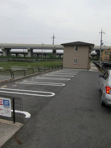 ラフィーネ坂本の駐車場