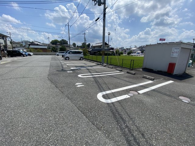 ヴィラージュ大開 B棟の駐車場