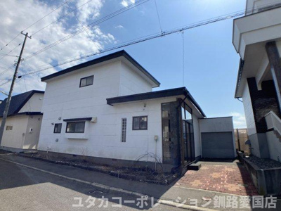【外観】 | 春採7丁目260-74売家 | 車庫付き4LDK、玄関前にもう一台止められ、2台駐車可能♪♪