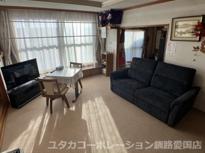 【居間・リビング】 | 春採7丁目260-74売家 | 南からの日差しが入る、日当たり良好明るいリビングです！