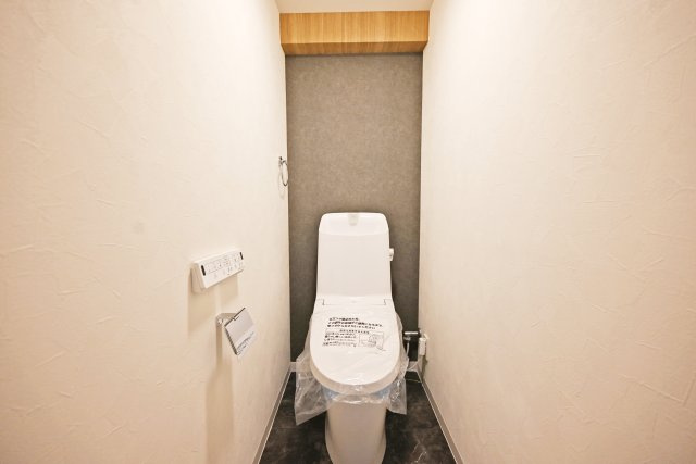グリーンハイツ十三のトイレ|一年を通して快適に利用できる温水洗浄便座付トイレです。
