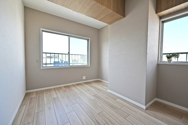 グリーンハイツ十三の洋室|洋室6帖
2面採光の明るいお部屋です。