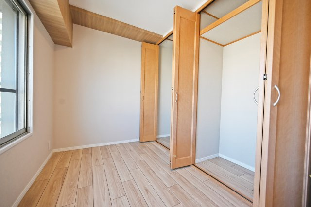 グリーンハイツ十三の子供部屋|洋室4.8帖
大型のクローゼットには普段使いの衣類から季節ものまでまとめて収納できます。