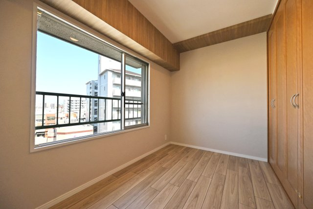 グリーンハイツ十三の子供部屋|洋室4.8帖
大きく開いた窓か陽射しが差し込む明るいお部屋です。