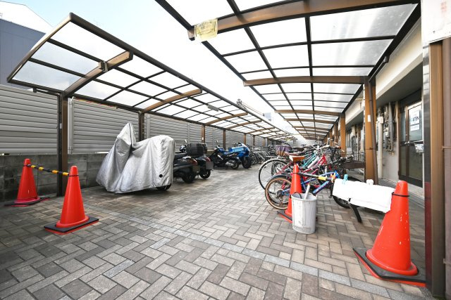 グリーンハイツ十三の駐輪場|屋根付き駐輪場です。
