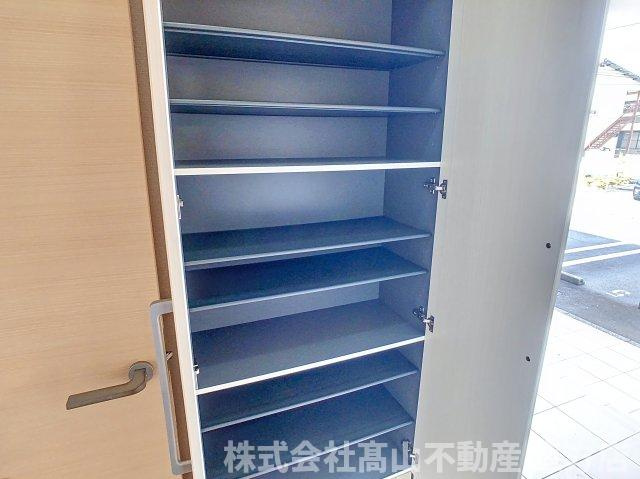 直方市大字感田のアパートの収納