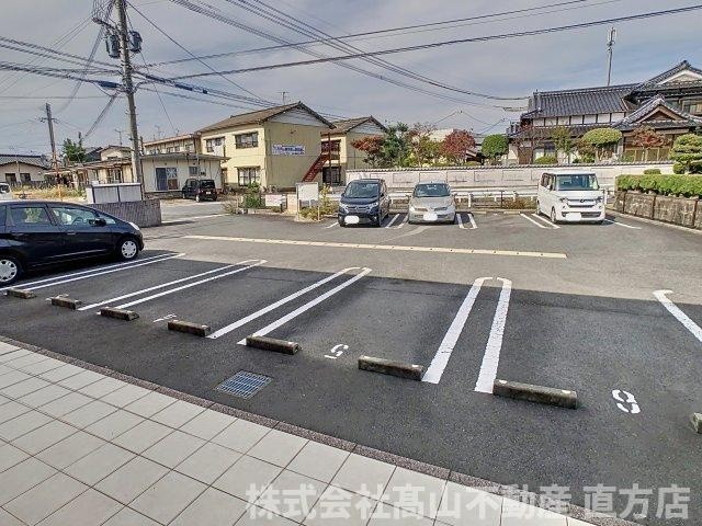 直方市大字感田のアパートの駐車場