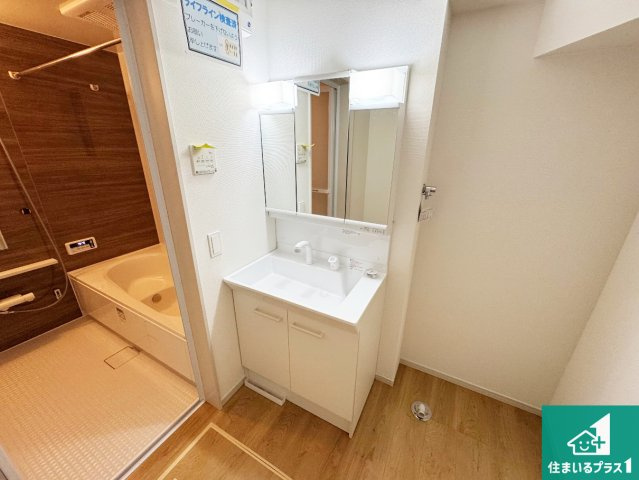 ■神戸市北区鈴蘭台北町　第2期　新築一戸建ての独立洗面台|清潔感のある洗面台です。フラットな鏡は掃除がしやすく毎日清潔！鏡裏には収納があるのでスッキリとした洗面台が保てます。