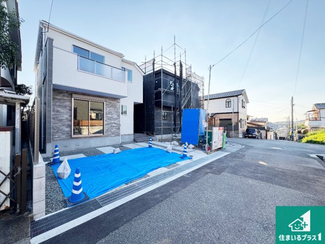 ■神戸市北区鈴蘭台北町　第2期　新築一戸建ての前面道路含む現地写真|周辺は閑静な住宅街！前面道路広々で車の出し入れも便利です。駐車が苦手な方でも安心して車庫入れできます！