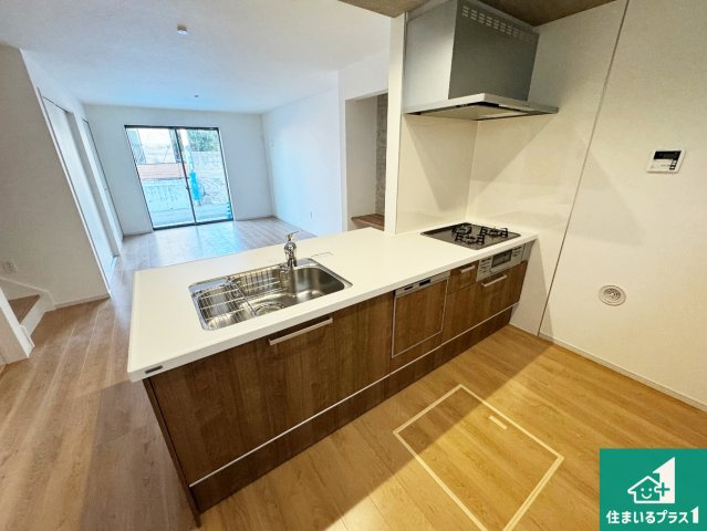 ■神戸市北区鈴蘭台北町　第2期　新築一戸建てのキッチン|リビングと統一感があり、使い勝手のいいキッチン。広々としているので、二人並んで作業が出来ちゃいます。お子様と一緒に色々なお料理に挑戦できるスペースがあります。