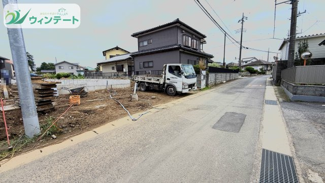 つくば市谷田部第24　新築戸建　1号棟の前面道路含む現地写真|敷地面積174.01㎡（52.63坪）のゆとりある土地で、陽当たり・風通しも良好。ぜひ現地でご体感ください。