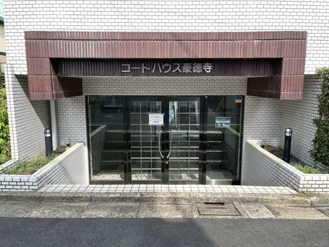 コートハウス豪徳寺のエントランス