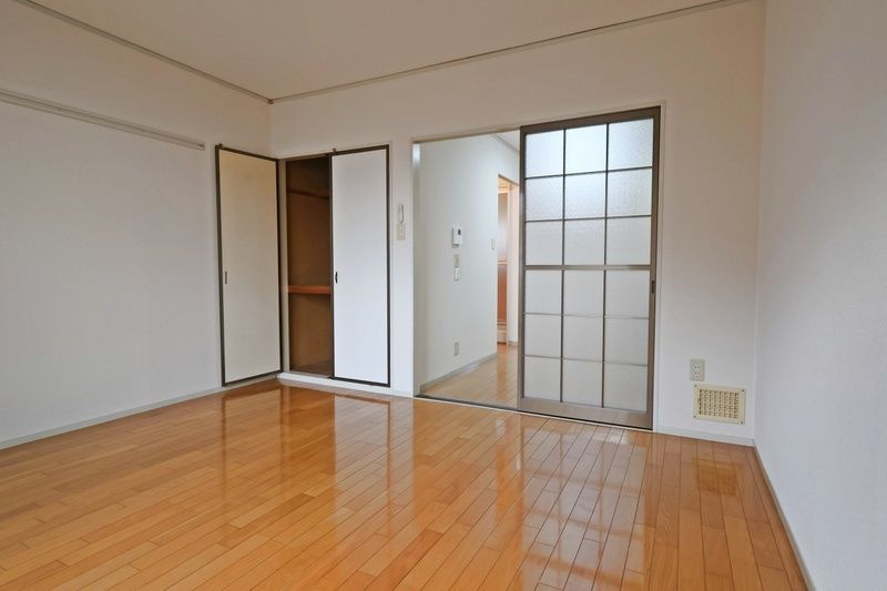 本庄市寿１丁目のアパートの居間・リビング