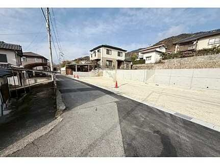 広島市安佐北区亀山５丁目　土地の前面道路含む現地写真