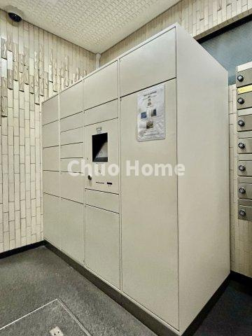 モアシティ浅草の設備|【宅配ボックス】在宅時・不在時に関わらず、居住者の代わりに非対面で宅配物を受け取ってくれる便利な設備です。わかりやすくご説明致しますので見学時にはお部屋だけではなく共用部分もぜひチェックしてください。