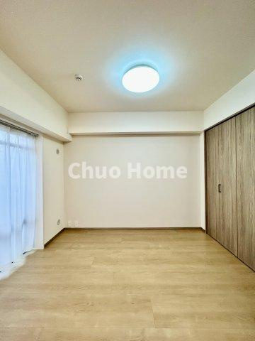 モアシティ浅草の洋室|【洋室】快適に過ごす条件は、一人ひとり違います。だからこそ飾り過ぎないシンプルな内装と偏り過ぎないデザインで統一しております。居住していく中でオーナー様だけの【マイホーム】に創り上げて下さい