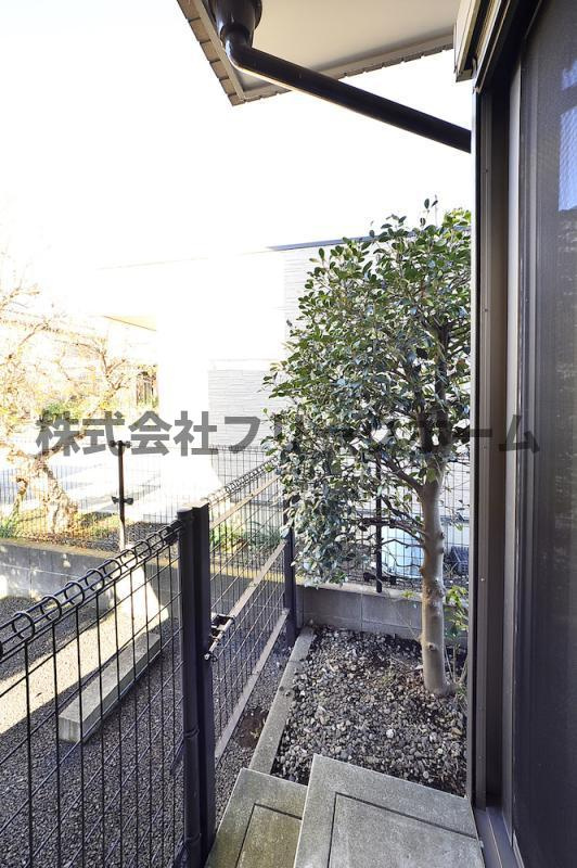 三鷹市野崎３丁目のアパートのバルコニー