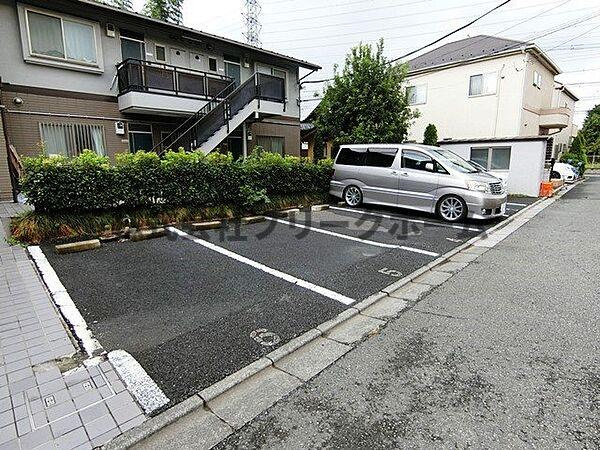 三鷹市野崎３丁目のアパートの駐車場