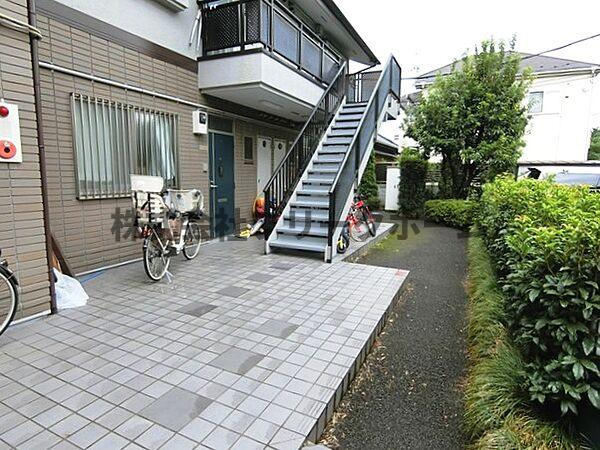 三鷹市野崎３丁目のアパートのロビー