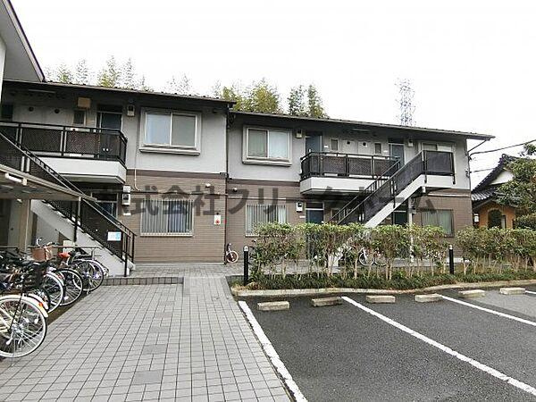 三鷹市野崎３丁目のアパートのエントランス