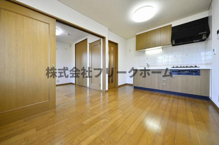 三鷹市野崎３丁目のアパートの居間・リビング
