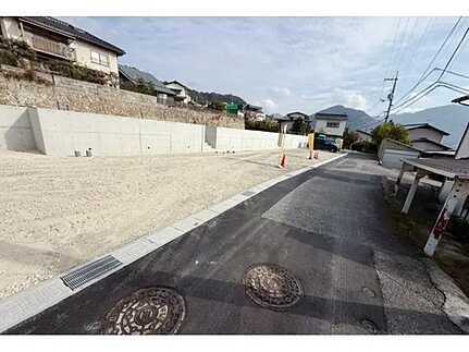 広島市安佐北区亀山５丁目　土地の前面道路含む現地写真