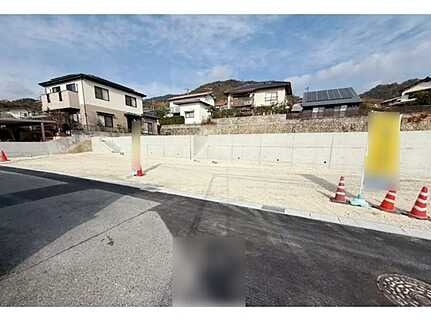 広島市安佐北区亀山５丁目　土地の前面道路含む現地写真