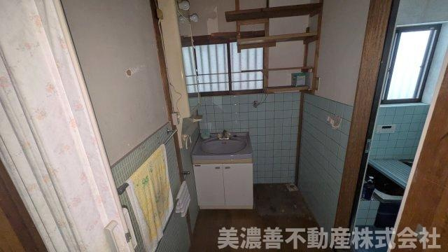 ６７１７１　各務原市那加琴が丘1丁目 中古住宅の独立洗面台