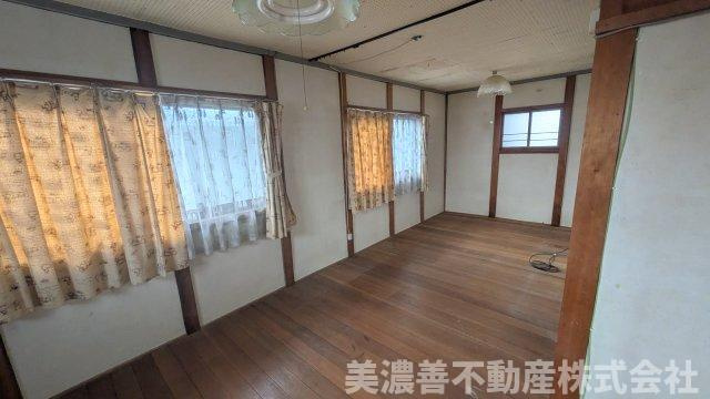 ６７１７１　各務原市那加琴が丘1丁目 中古住宅の洋室
