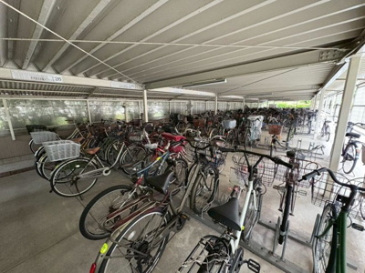 【駐輪場】 | 新北島コーポ４号棟 | 【駐輪場】屋根ございますので、雨で自転車が濡れないのは、嬉しいポイントですね！ 