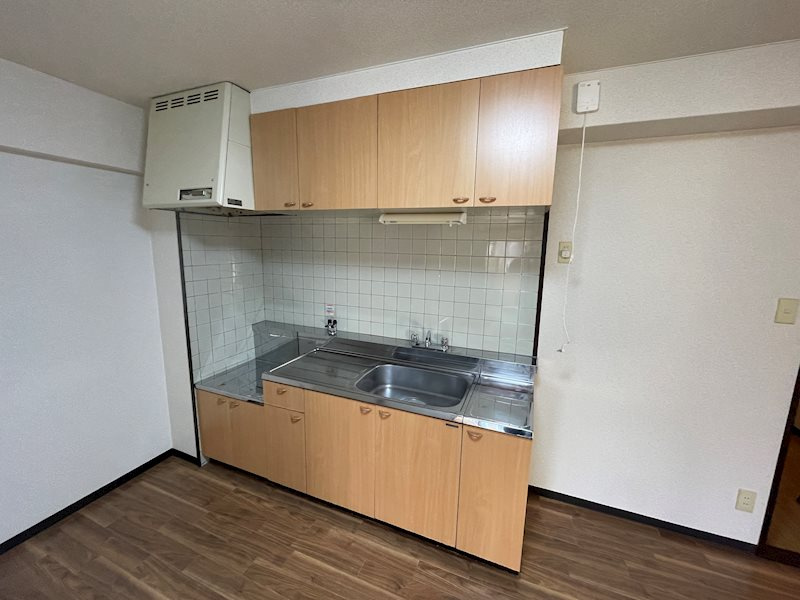 エトワール長岡京のキッチン|システムキッチン採用。ガスコンロ設置可能で自炊に便利な空間