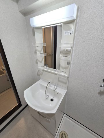 エトワール長岡京の独立洗面台|洗髪洗面化粧台完備。脱衣所と温水洗浄便座付きで快適な水回り