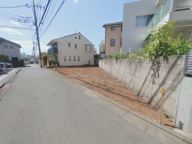 【前面道路含む現地写真】 | 世田谷区弦巻3丁目　新築戸建 | 高台のため水害のリスク小