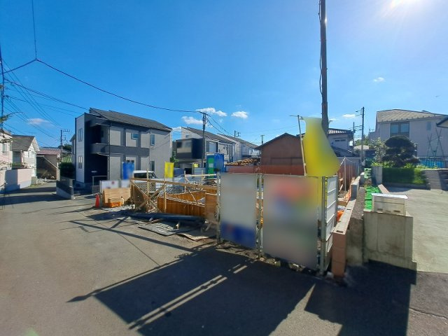 【外観】 | 東久留米市小山2丁目　新築一戸建住宅　全1棟　(保谷店) | 東側4ｍ・南側4ｍ道路に面しており、陽光に包まれる開放的な立地です。