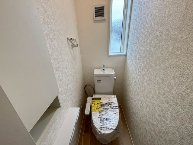 クワイエ　大垣市荒尾町第３　全１区画分譲のトイレ|超表面平滑加工とイオンパワーの「セフィオンテクト」加工で、汚れが付きにくく落ちやすい仕様のトイレです。
またツイントルネード洗浄で少ない水でも前方の返し部分から後方部までしっかり洗浄できます！