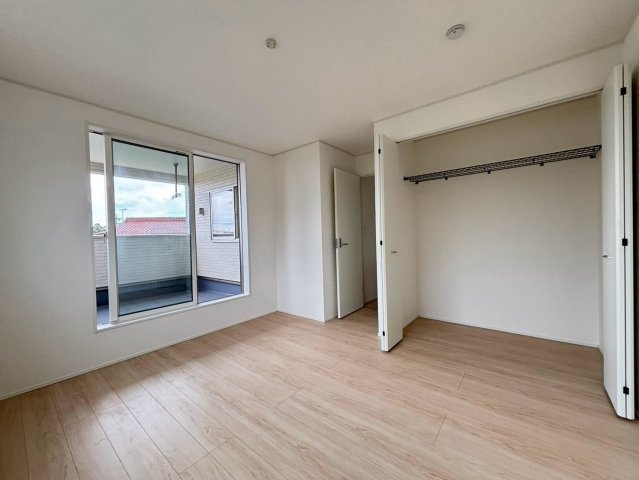 クワイエ　大垣市荒尾町第３　全１区画分譲の寝室|全居室にたっぷり収納できる大型収納を設置。窓ガラスは、断熱性能や結露防止効果の高いペアガラスを採用！
高い断熱性と共にガラス面の結露対策にも効果を発揮し湿気によるカビの発生を抑止します。
