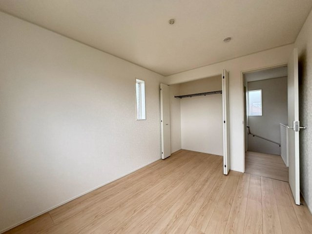 【商談中】クワイエ　大垣市荒尾町第３　全１区画分譲の洋室|建具やクロスなどをトータルデザインでコーディネートしており、室内に落ち着きと安らぎを与えてくれます。
全居室収納付き！寝室やお子様のお部屋がスッキリ片付きます。