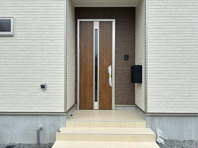 【商談中】クワイエ　大垣市荒尾町第３　全１区画分譲の玄関|玄関ドアの取手ハンドル部分にセンサーがついて、カードタイプ・シールタイプのキーで施錠が可能で便利です。
お買い物の荷物で手が塞がっていても、楽々開錠できます。毎日の外出前の時間も短縮されて快適です！