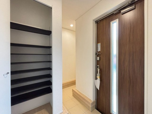 【商談中】クワイエ　大垣市荒尾町第３　全１区画分譲の収納|大容量のシューズ収納付きで玄関周りもすっきり！玄関ドアからの光が玄関ホールを明るくしてくれます。