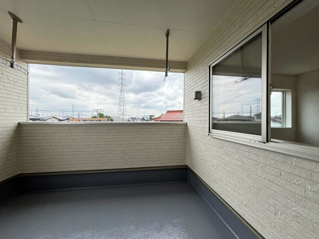 クワイエ　大垣市荒尾町第３　全１区画分譲のバルコニー|バルコニーは南向きで洗濯物もよく乾きます！強度と表面積硬度を持つFPRで防水しています。